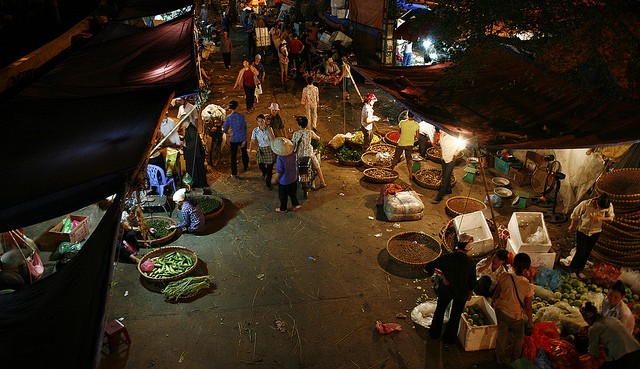 Chợ đêm Long Biên